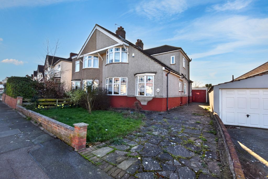 Property photo 1 of 14 6 Yorkland Avenue, Welling, Kent, Da16 2Lf