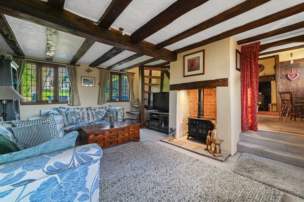 Property photo 2 of 40 Colnepark-Sittingroom2