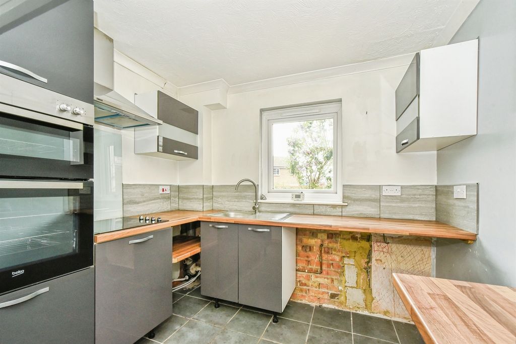 Property photo 2 of 31