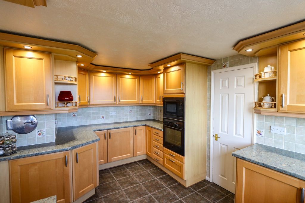 Property photo 2 of 21