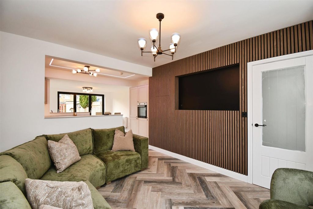 Property photo 2 of 15 Lounge