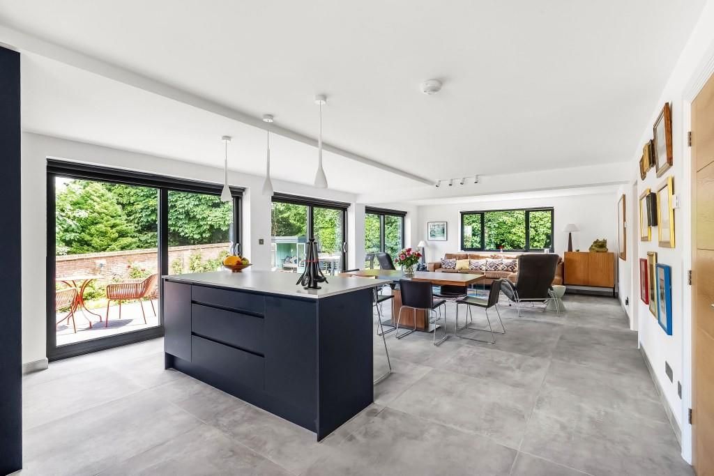 Property photo 2 of 22 15-High-Meadow-Close-23.Jpg