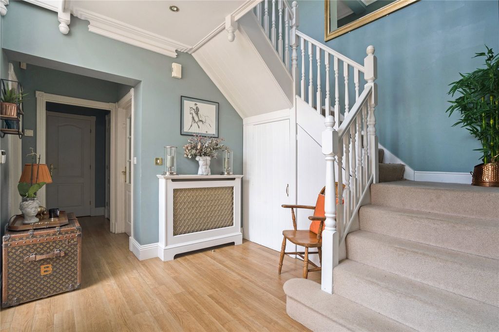 Property photo 3 of 30 Entrance Hall