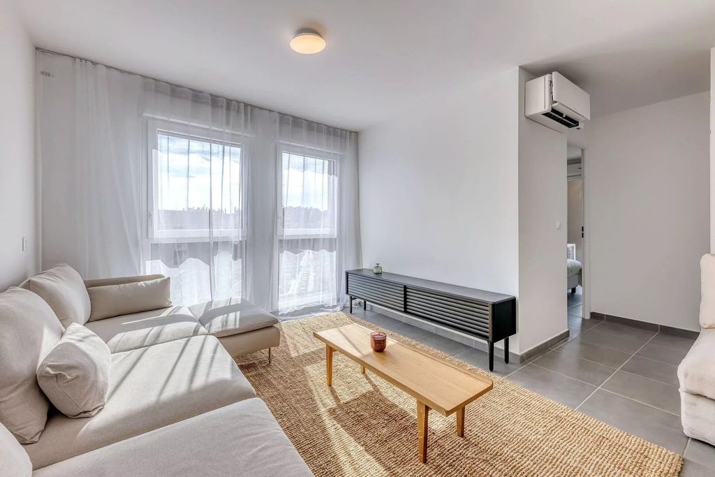Property photo 1 of 9 Lovely 2-Bedroom Apartment With A Terrace