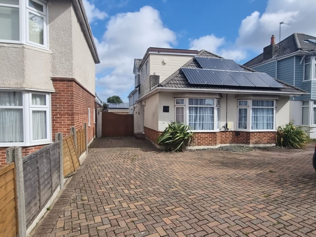 Property photo 1 of 22 Modern 5 Bedroom Detached Bungalow With Swimming Pool