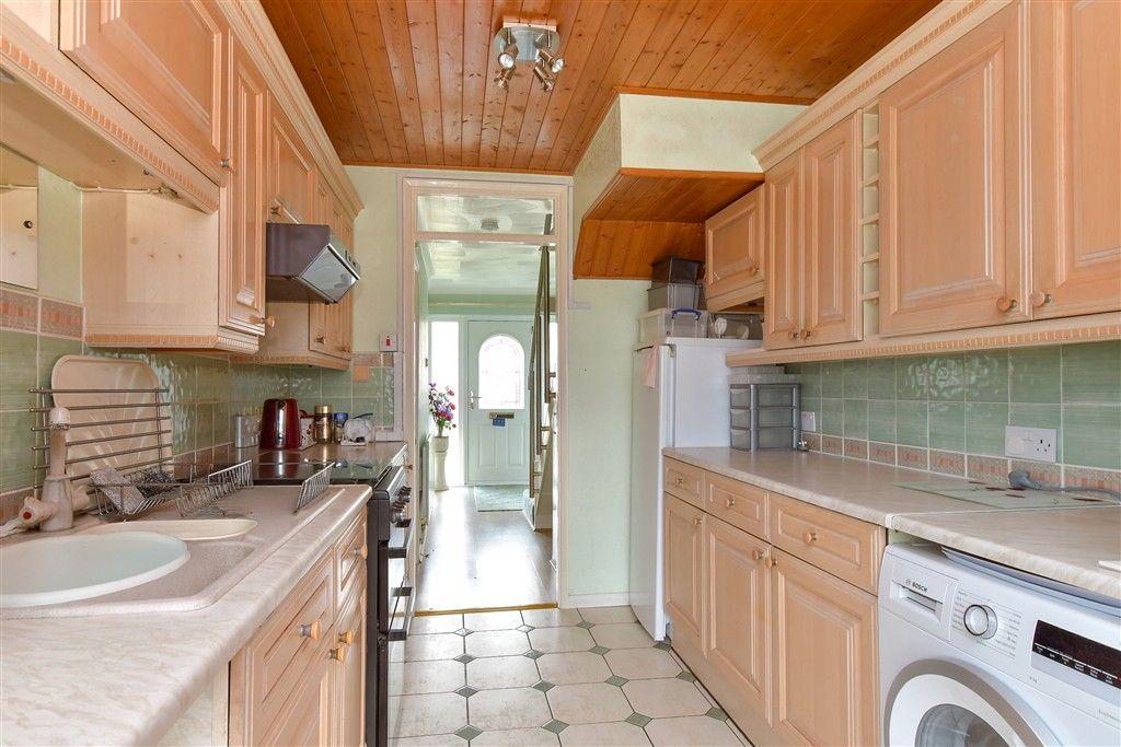 Property photo 3 of 10 Kitchen