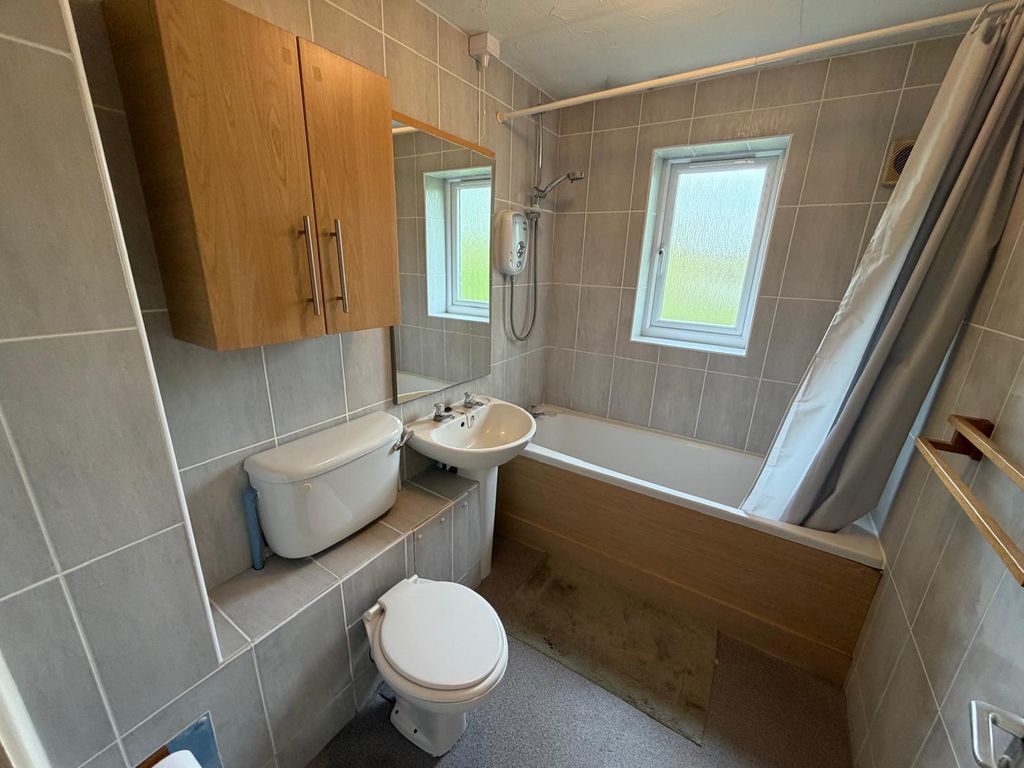 Property photo 3 of 9 Bathroom