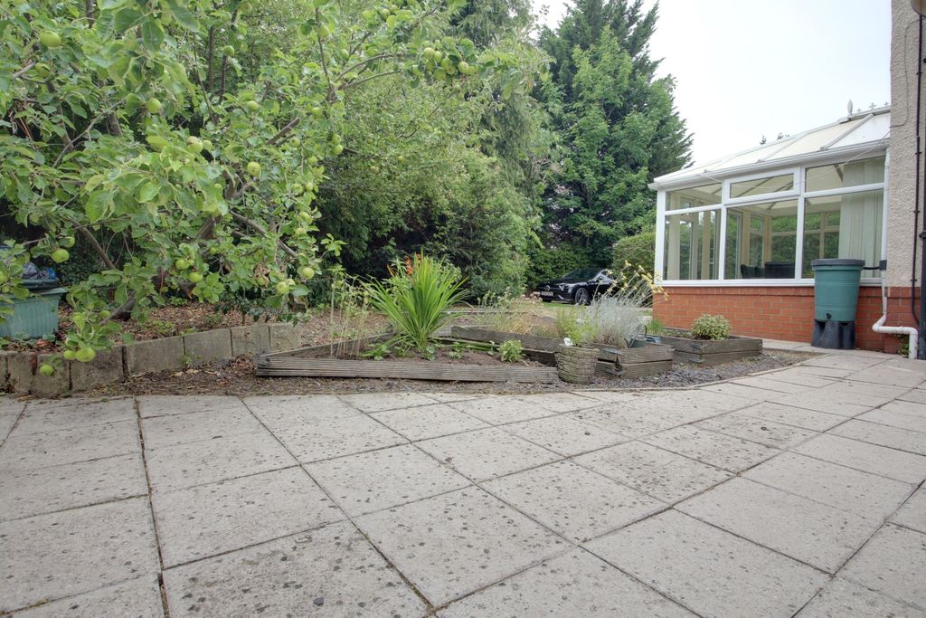 Property photo 3 of 20 Side Garden
