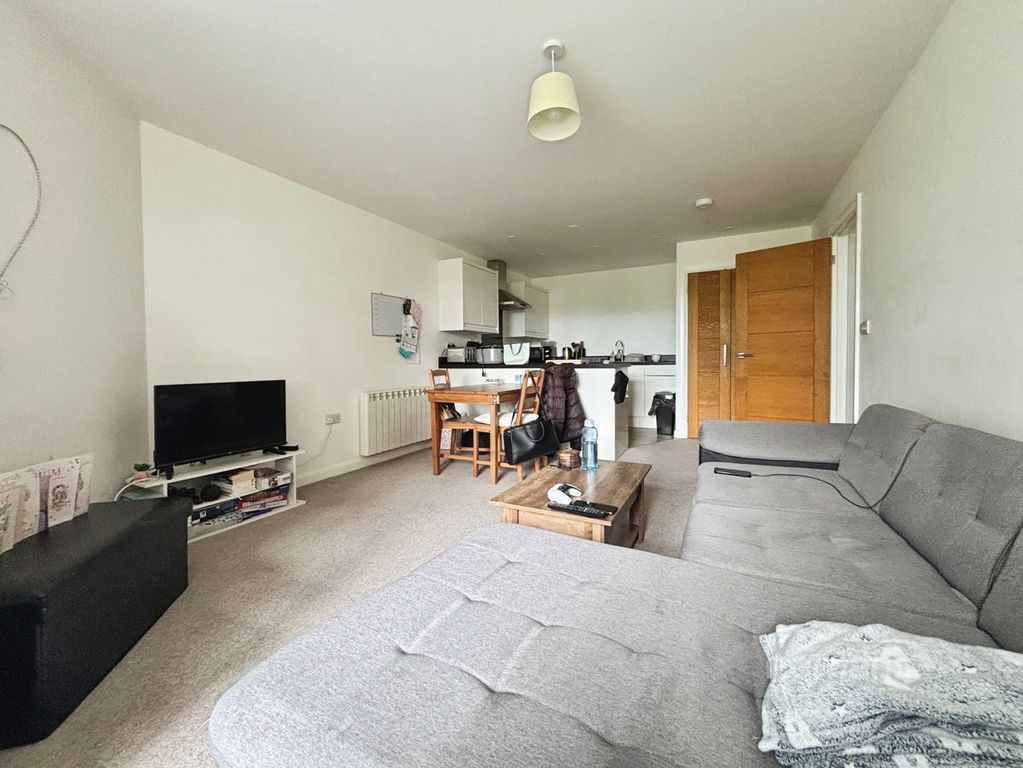 Property photo 3 of 7 Living Room/Kitchen