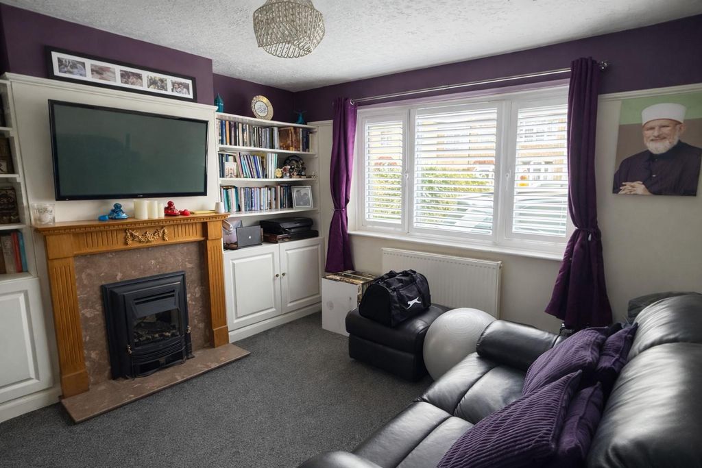 Property photo 3 of 11 Lounge