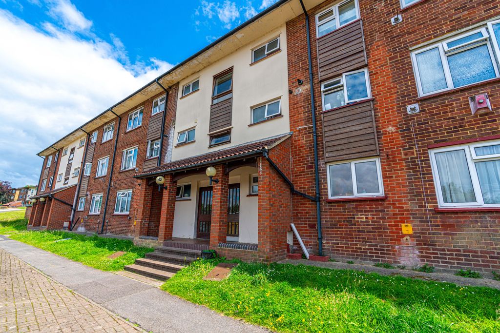 Property photo 1 of 7 41 Sunderland Close