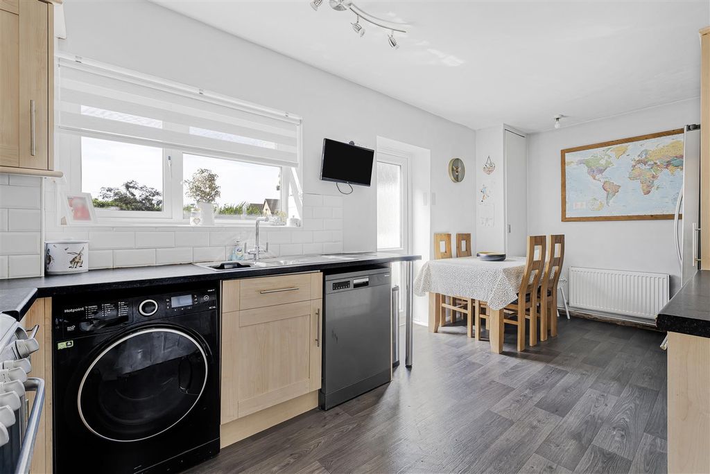 Property photo 3 of 18 6_60819.Jpg