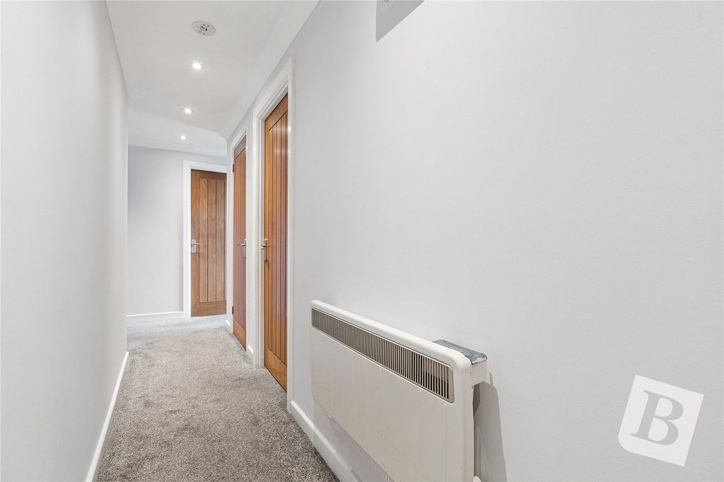 Property photo 3 of 10 Entrance Hall
