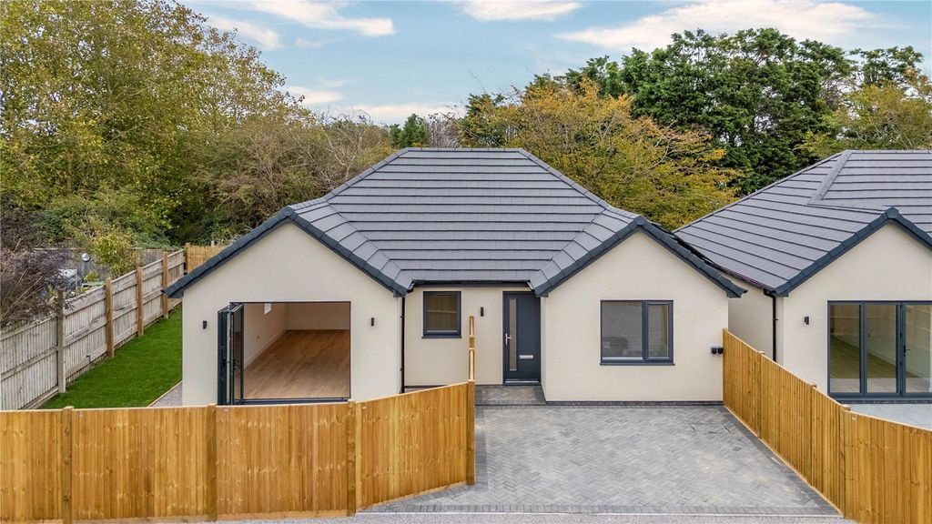 Property photo 1 of 15 Redfield Road