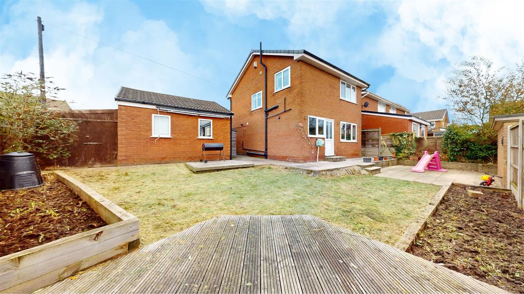 Property photo 2 of 26 Markfield Crescent Rear Garden
