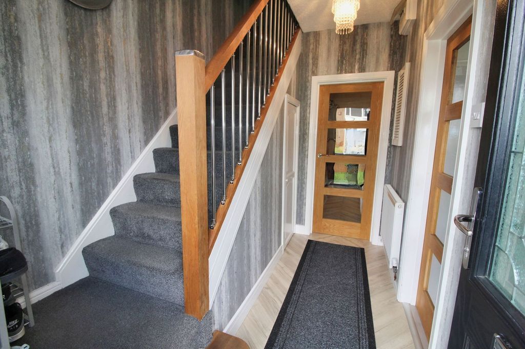 Property photo 2 of 18 Hallway