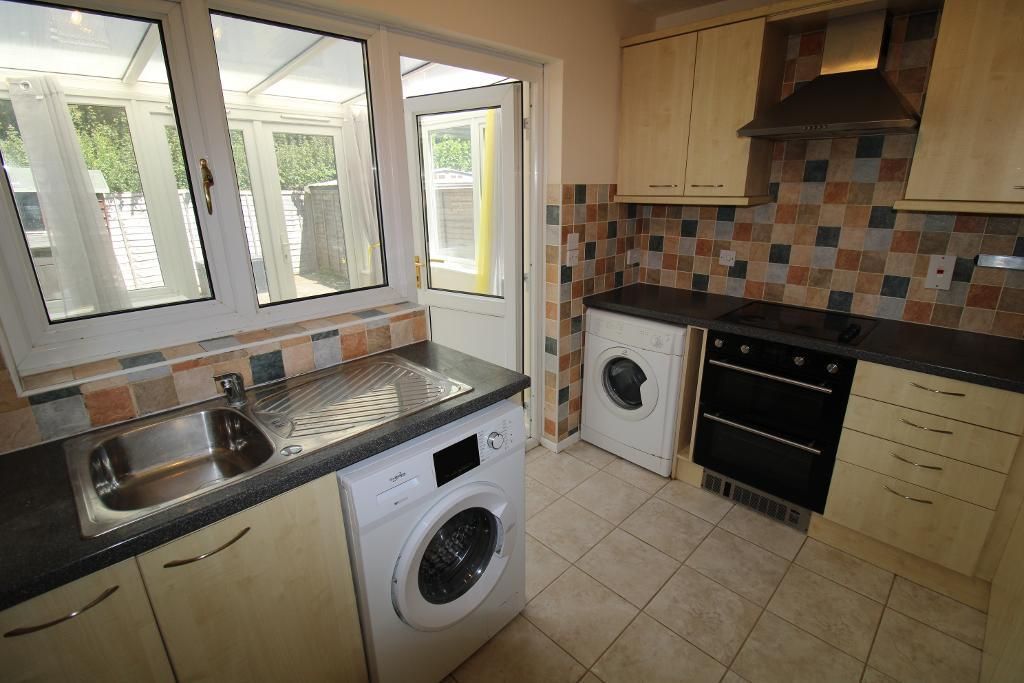 Property photo 3 of 11 Kitchen