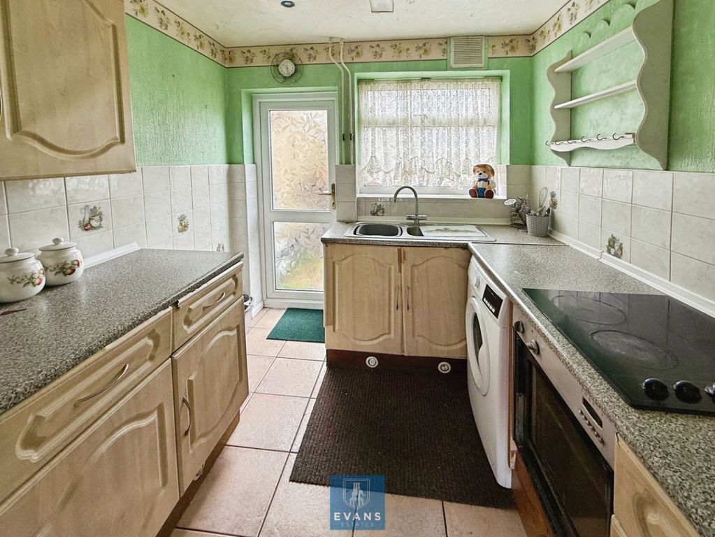 Property photo 2 of 11 Kitchen