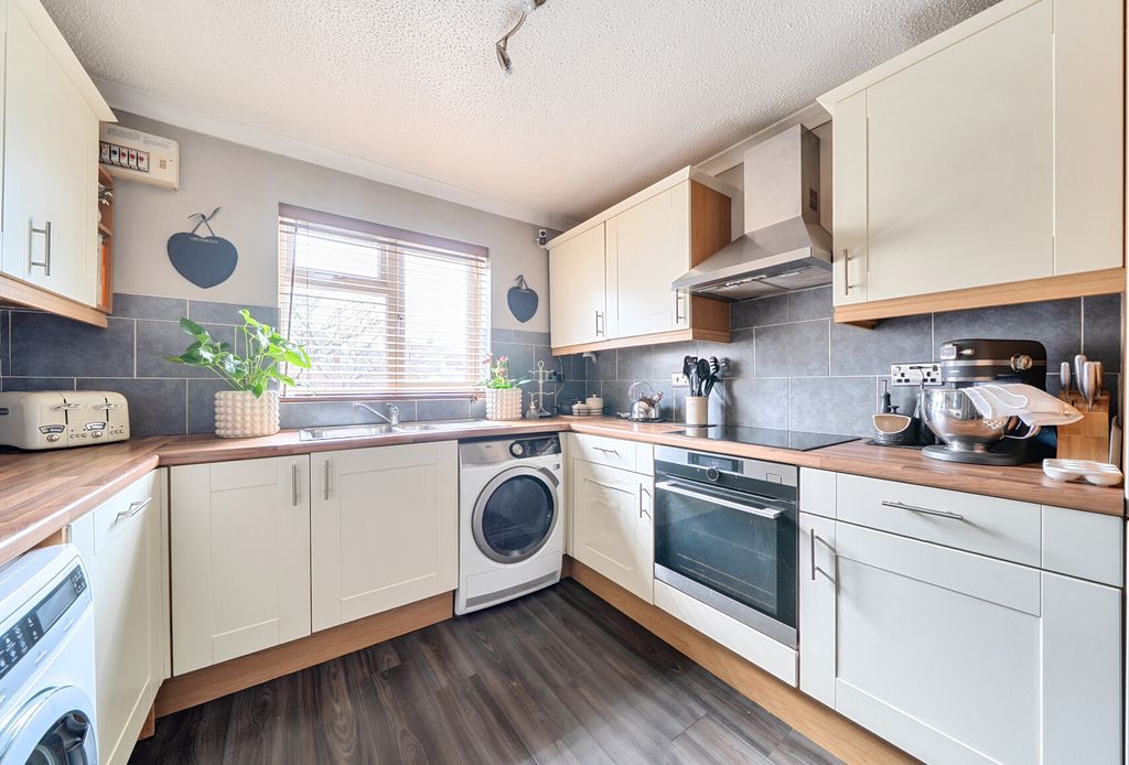 Property photo 2 of 14 1397495-7-696E278...