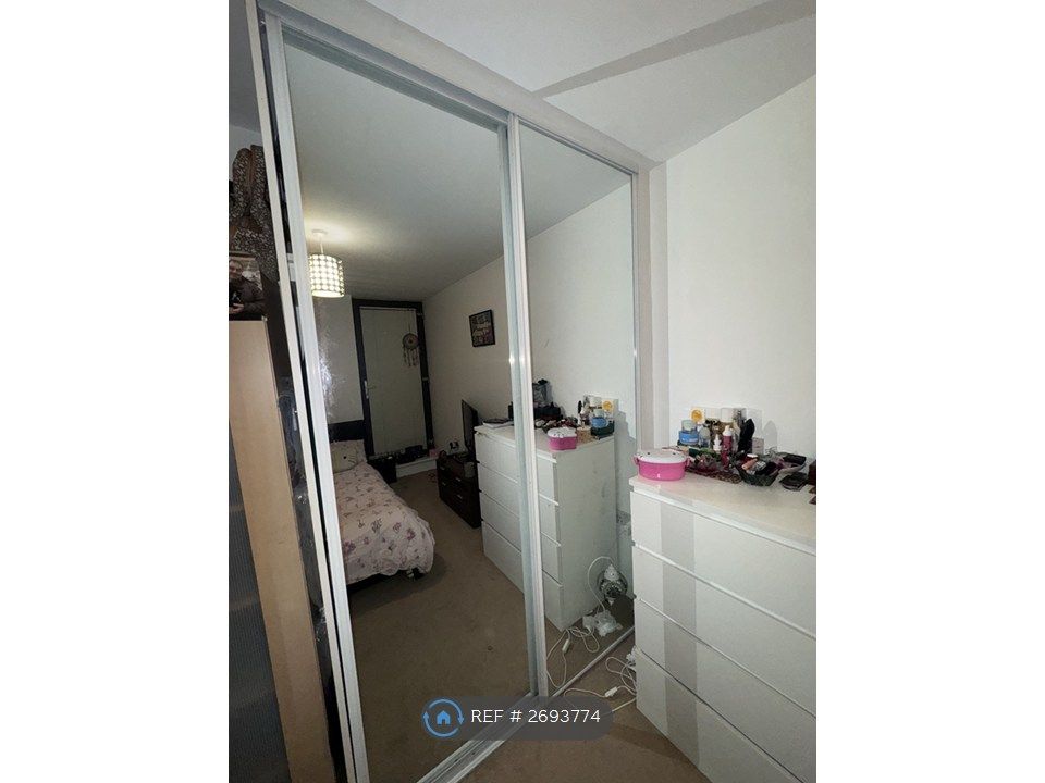 Property photo 2 of 22 Built In Wardrobe With Mirrored Doors