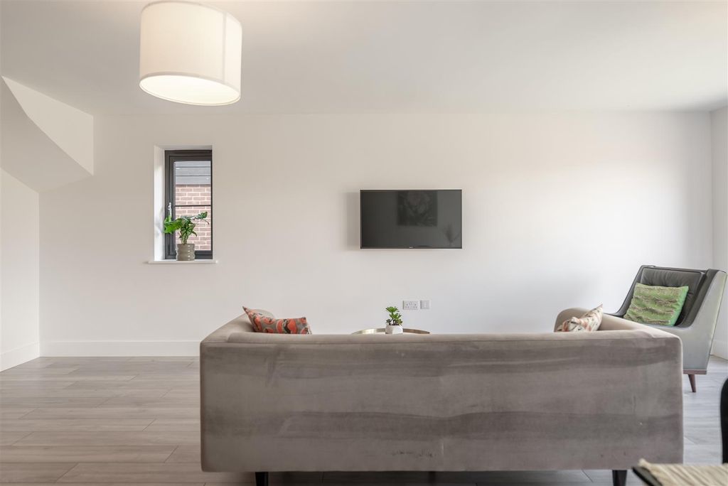 Property photo 3 of 21 Clarke Close-18-1.Jpg