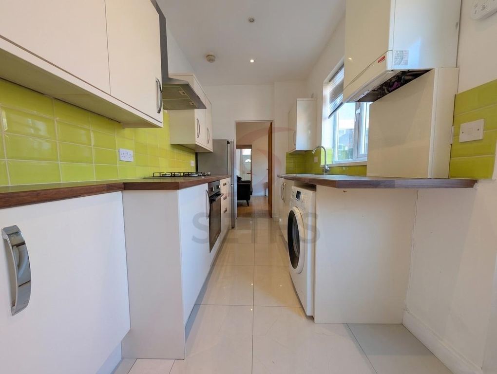 Property photo 2 of 10 Kitchen