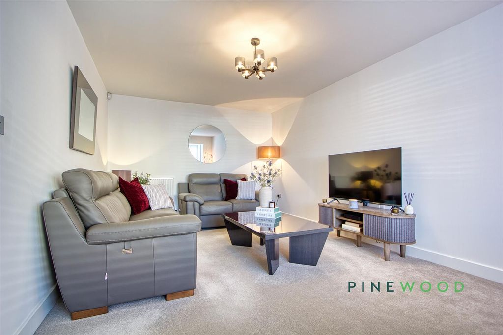 Property photo 3 of 34 Lounge