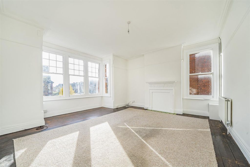 Property photo 2 of 11 Living Room H.Jpg