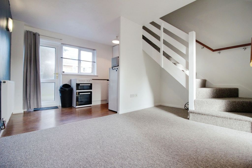 Property photo 2 of 8