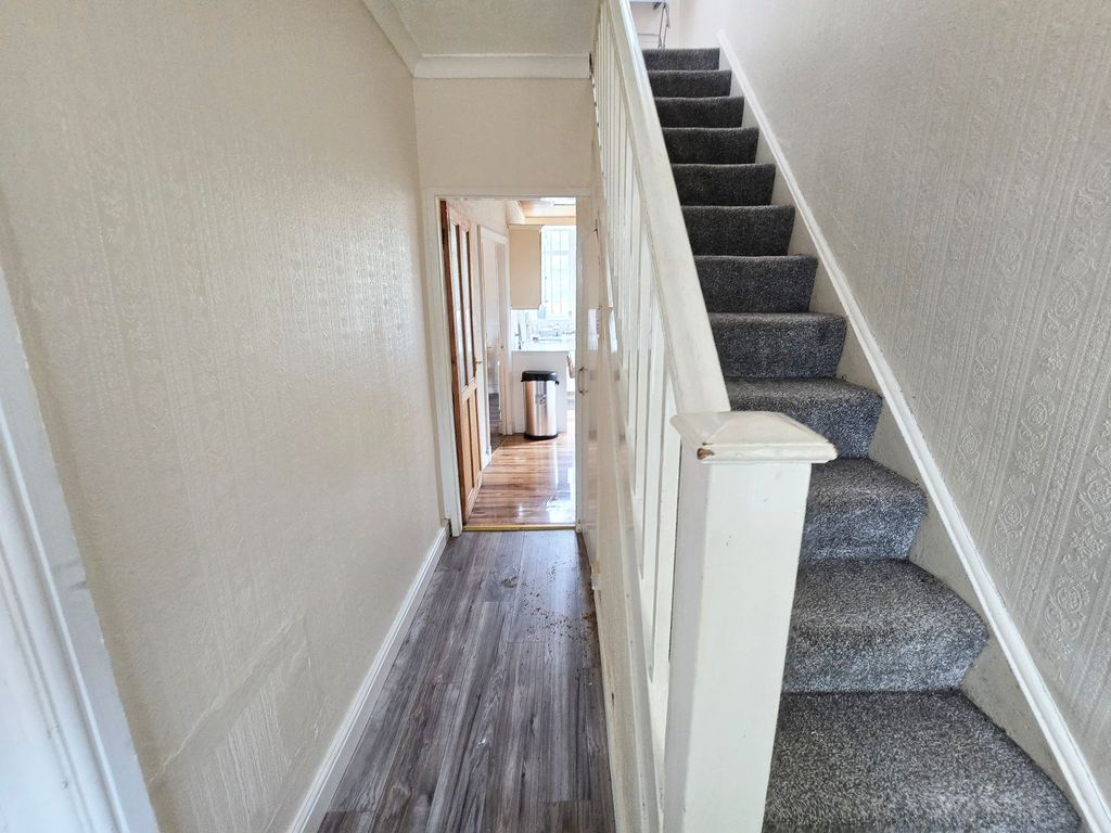 Property photo 3 of 11 Hallway