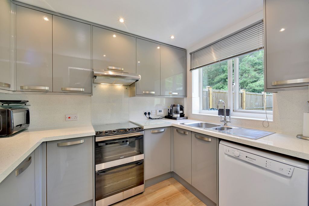 Property photo 2 of 8 Kitchen