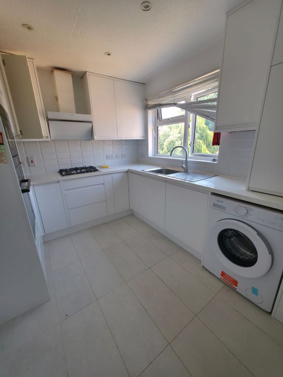 Property photo 1 of 15 2 Bed Flat To Rent Whitchurch Avenue, Edgware Ha8