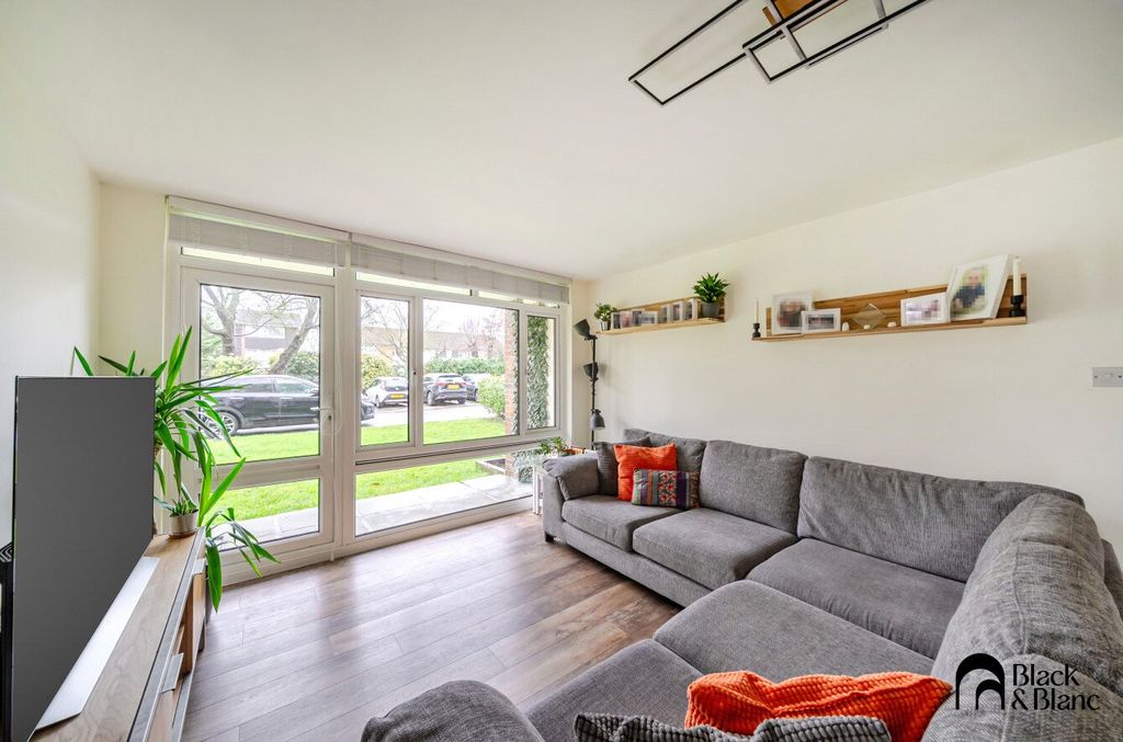 Property photo 2 of 18 Living Room