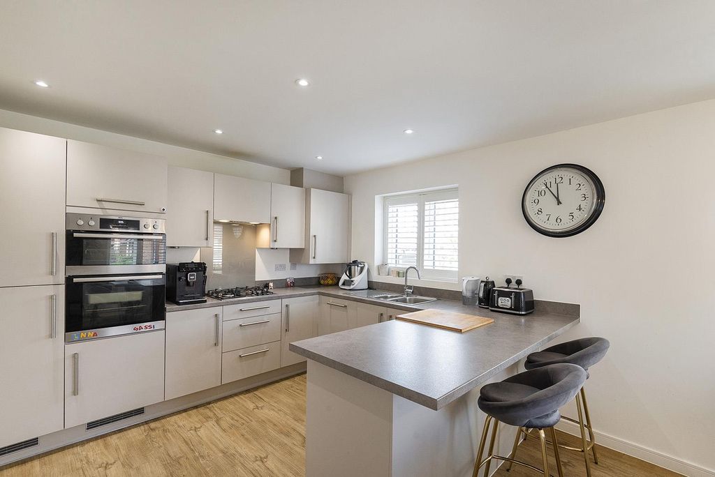 Property photo 3 of 23 Hailwood Drive, Tn8 6Fp 009.Jpg