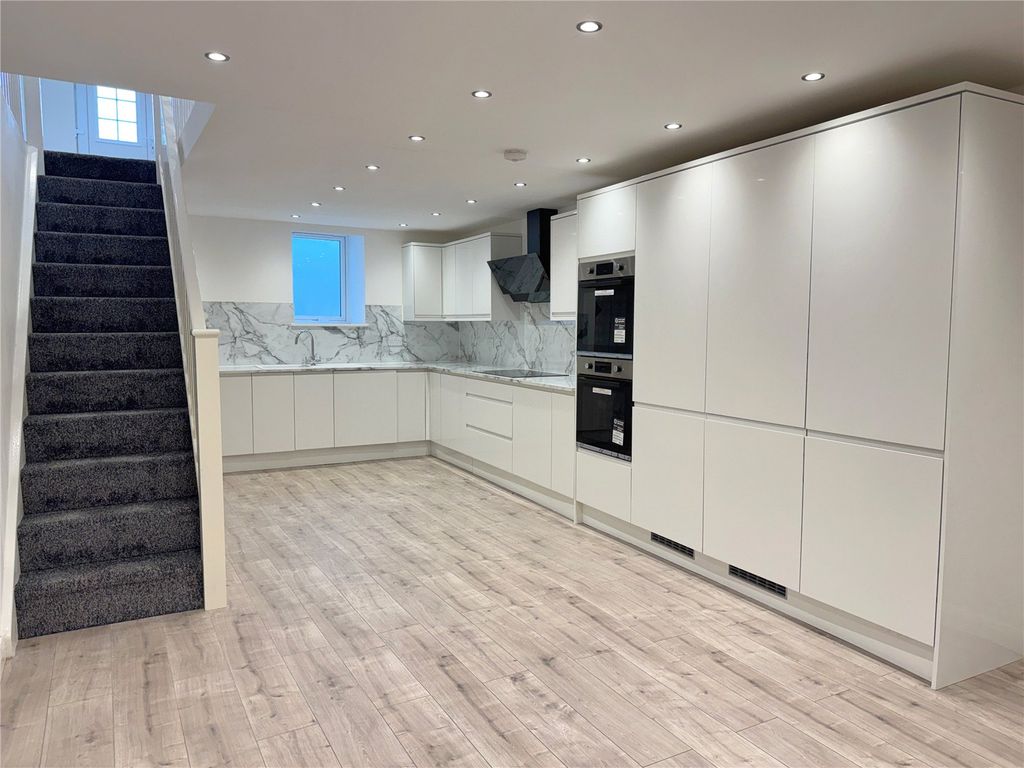 Property photo 3 of 38 Picture No. 06