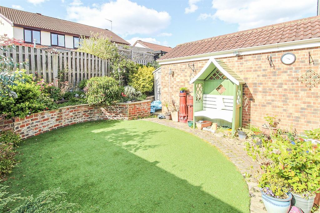 Property photo 2 of 11 Outside