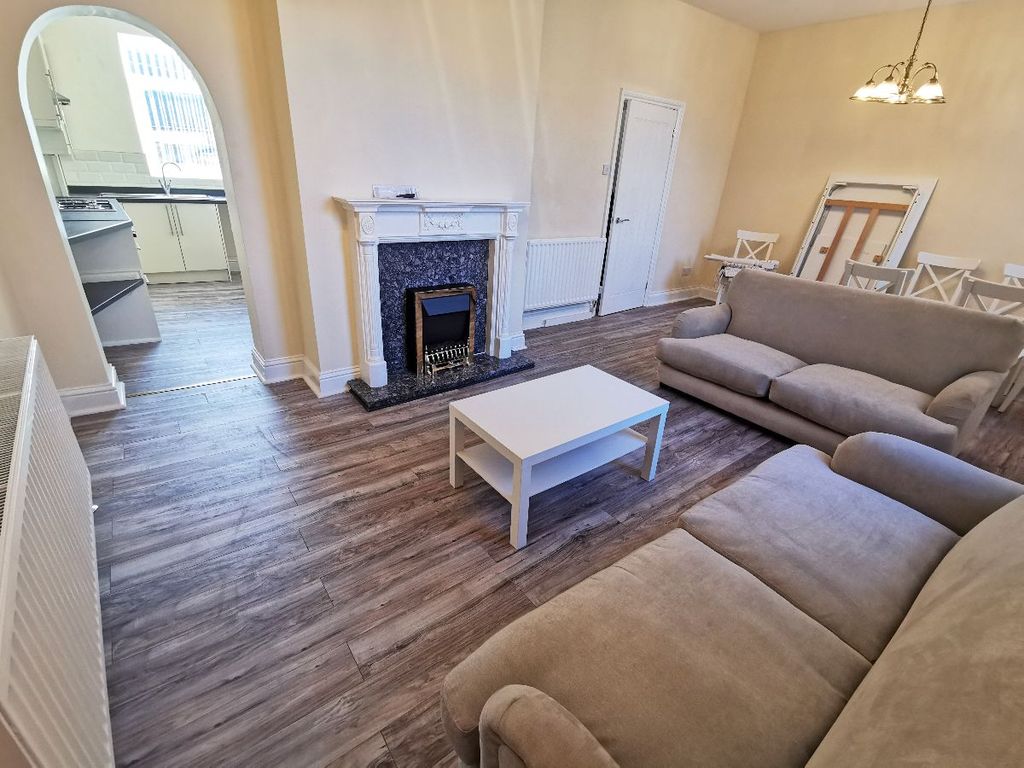 Property photo 1 of 6 Lounge / Dining Room