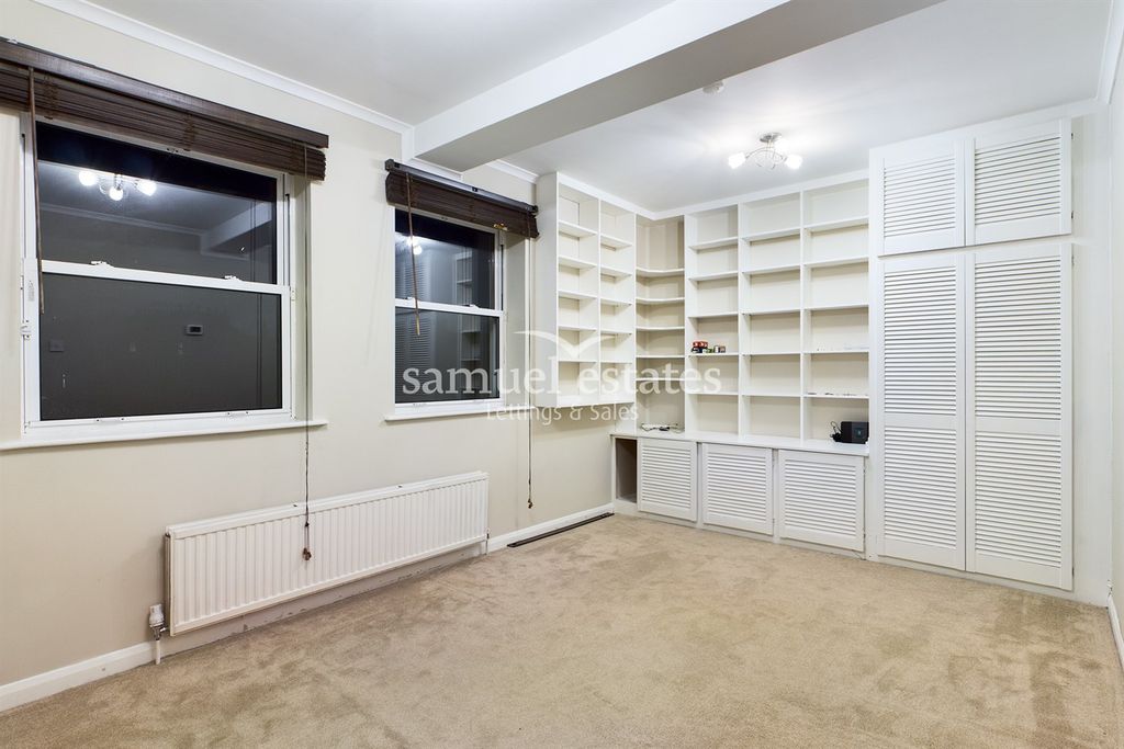 Property photo 1 of 8 Studio / Reception