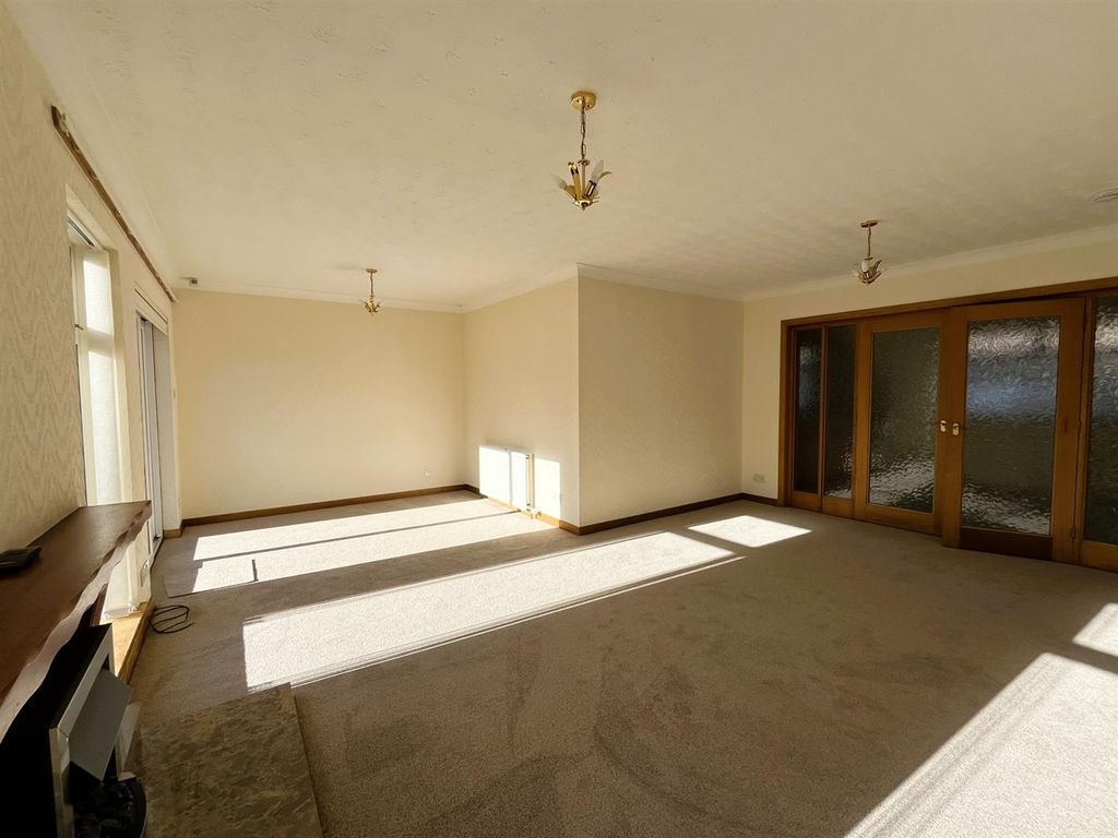 Property photo 3 of 25 Lounge