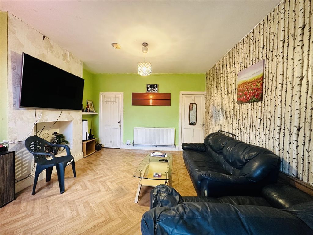 Property photo 3 of 10 Lounge