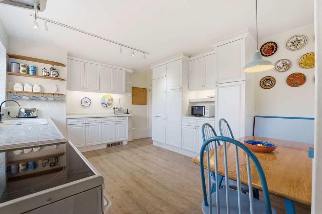 Property photo 2 of 40