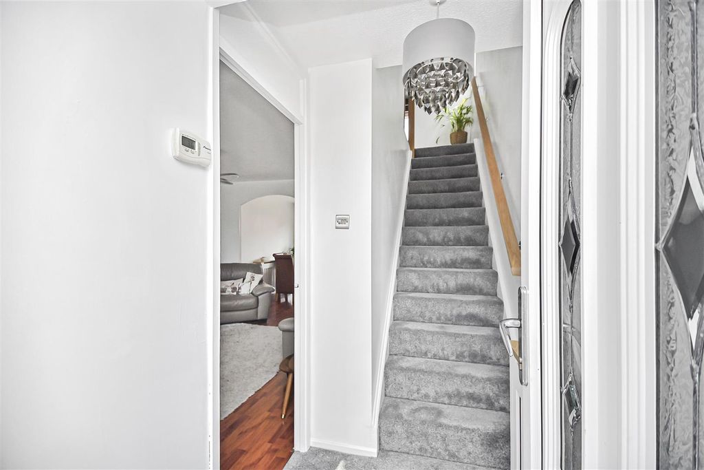 Property photo 2 of 31 3 Adwell Close Entrance.Jpg