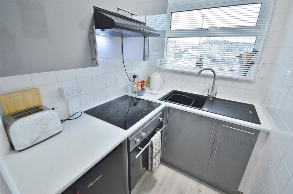 Property photo 3 of 9 Kitchen