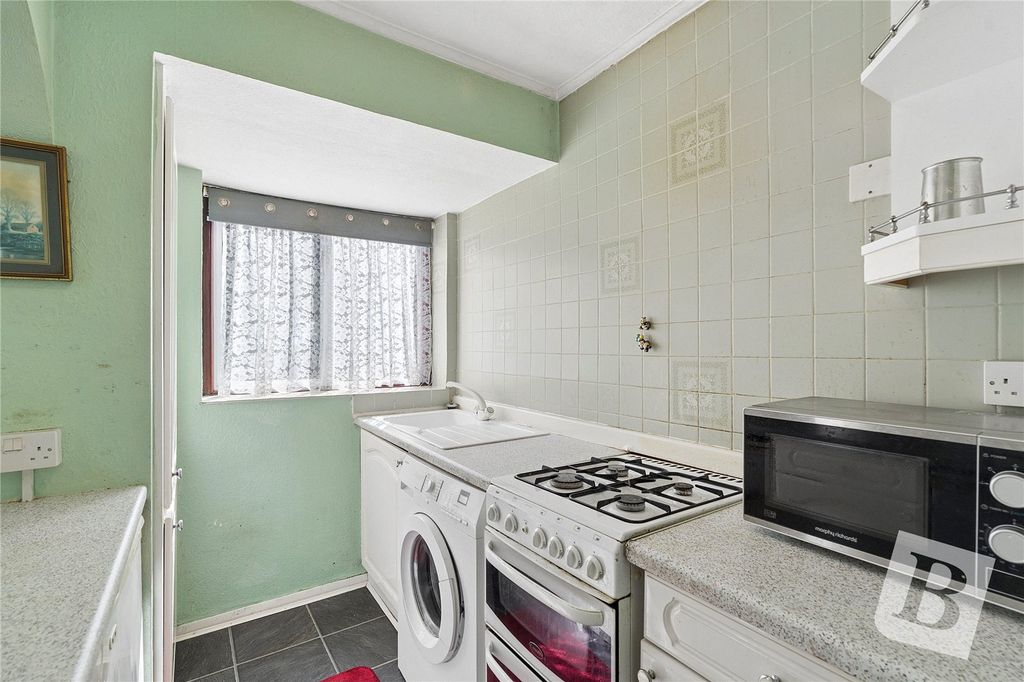 Property photo 3 of 11 Kitchen