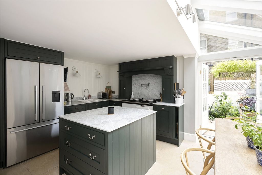 Property photo 3 of 18 Kitchen