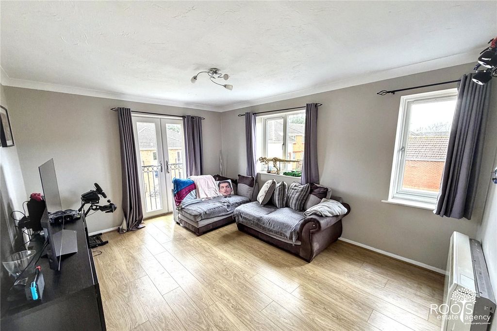 Property photo 2 of 6 Bright Living Space