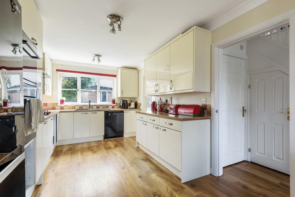 Property photo 3 of 11 Kitchen