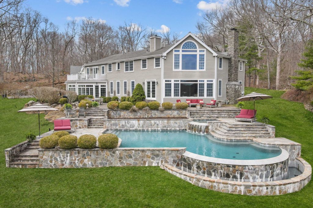 Property photo 1 of 28