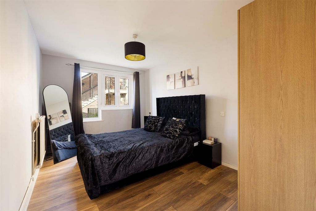 Property photo 3 of 21 Wilde Close, E8