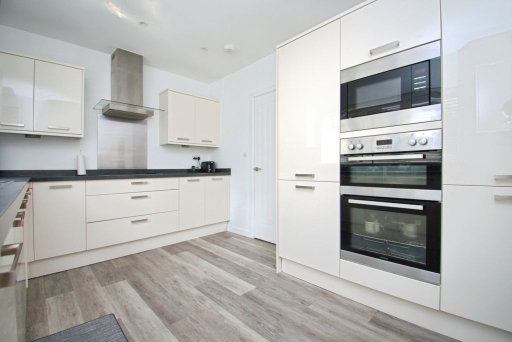 Property photo 2 of 20 Fc690E4c-9
